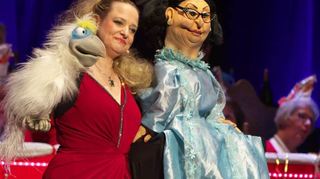 Die grandiose Bauchsängerin Sabine Murza mit zwei ihrer Puppen.