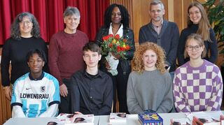 Gruppenbild mit Gast: Nicola Höfs (hinten v. l.), Dr. Jörg Götz-Hege, Florence Brokowski-Shekete, Friedemann Holzapfel, Pia Brambach, David Worae (vorne v. l.), Luca Dangel, Cosima Walter und Emily Fessler.