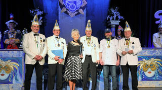 Vorsitzender Petros Maloussidis (l.) und Ehrenvorsitzender Klaus-Peter Münch (r.) zeichnen Manfred Butz (v. l.), Hannelore Geelhaar (in Vertretung ihres Mannes Manfred), Peter Lemke und Bernd Preißler aus.