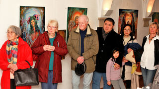 Viele Besucher sind zur Vernissage gekommen und lauschen den Ausführungen zum Auftakt.