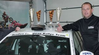 Stefan Kopczyk (l.) und Rainer Noller sichern sich in ihrem Opel den Sieg in der Gesamtwertung.