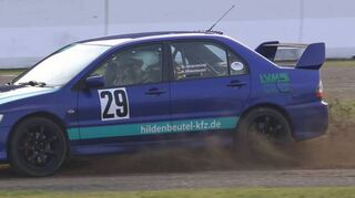 Matthias und Karin Hildenbeutel absolvieren die Prüfungen in einem Mitsubishi Lancer.