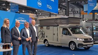 mid Stuttgart - Stolz präsentierte der komplette Knaus-Vorstand den Tourer CUV.
