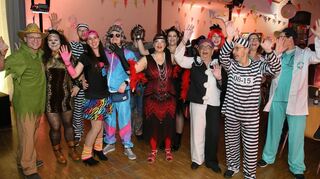 Kostümierung ist bei dieser Ü36-Faschingsparty absolute Pflicht: Die TSV-Gäste lassen sich traditionell viel einfallen und haben jede Menge Spaß bei diesem rauschenden Fest im Saal.