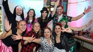 Mega gut drauf bei der „Auszeit“: Das Thekenteam der TSV-Jugend. Über mangelnden Arbeitseinsatz können sich diese sieben Mädels und zwei Jungs nicht beklagen.