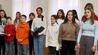 Der Jugendchor gestaltet die Feier mit dem Song „What a wonderful world“ mit.