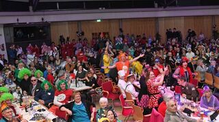 Stimmung im Saal: 400 Gäste kommen in die ausverkaufte Rudolf-Wild-Halle – keiner unter ihnen braucht es bereuen.