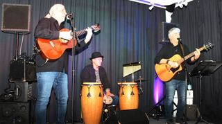 Hans Ehrenpreis (v. l.), Jochen Koch und Alex Lützke sind „Mr. Jones“ sorgen mit Gitarrenmusik aus Südamerika für Urlaubsfeeling im Kulturtreff Alter Bahnhof.