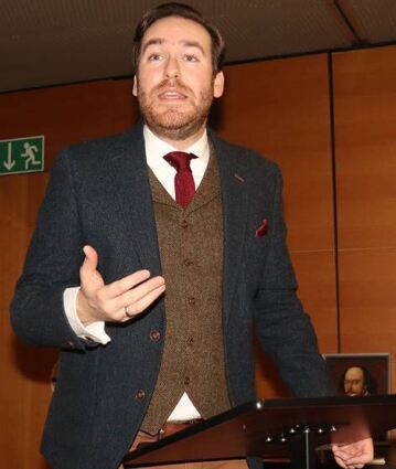 Dichterexperte: Landtagsabgeordneter Andreas Sturm rezitiert Shakespeare.