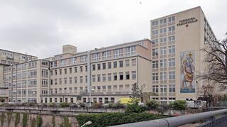 Eine 72-Jährige soll im Theresienkrankenhaus das Sauerstoffgerät ihrer Zimmernachbarin abgestellt haben – weil die Geräusche des Apparats sie störten.