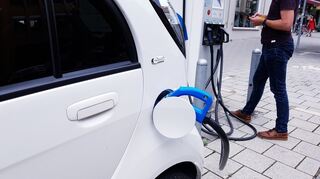 mid Groß-Gerau - Wer ein Elektroauto fährt, hat im vergangenen Jahr deutlich günstiger getankt als Besitzer von Fahrzeugen mit Verbrennungsmotoren.
