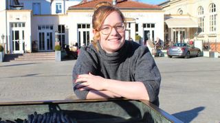 Jacqueline I. mal ganz bürgerlich beim Interview am Schlossplatz.
