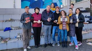 Jurij Omelchenko, Natalia Omelchenko, Karlheinz Seitz, Natalia Baumann, Bogdan Kudria, Olena Molnar, Iryna Fediuchenko, Liliia Afanasieva und Lilliia Romaneko sind tatkräftig am Kerzenziehen im Jugendzentrum „Go in“.