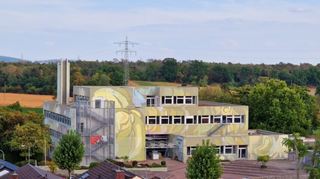 Für den Umbau der Theodor-Heuss-Grundschule (hier zu sehen auf einem Bild von August 2022) zur Ganztagsschule sind bei den Investitionen in diesem Haushaltsjahr insgesamt 600 000 Euro eingeplant. (Archivbild)