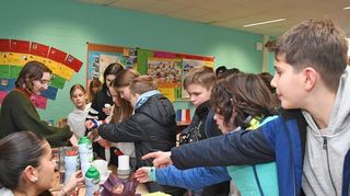 Im Französischzimmer des Dietrich-Bonhoeffer-Gymnasiums können die Besucher am Tag der offenen Tür viel über das Nachbarland erfahren – und Köstlichkeiten probieren.