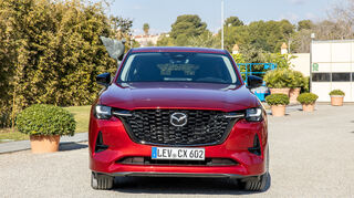mid Barcelona - Typische Mazda Front, tolles Rot und Voll-LED-Scheinwerfer.