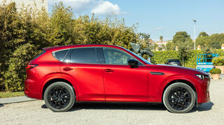 mid Barcelona - Die 20-Zöller wirken beim CX-60 fast klein.
