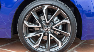 mid Malaga - Neue Leichtmetallfelgen in 18 Zoll schmücken den Corolla.