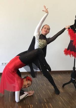 Emilia Larm und Hannah Birke unterhal-ten mit ihrem schwungvollen Tanz.
