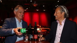 Aus der edlen Geschenkbox serviert: Winzer Ralf Anselmann (links) und Theaterleiter Peter Baltruschat ist die Freude an der selbstkreierten Schatzkistl-Weinkreation anzusehen.