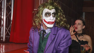 Der Joker benimmt sich zum Glück der anderen Gäste.