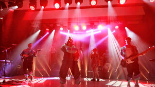 Die Band „who2ladies“ sorgt von der Bühne aus für gute Stimmung und stresst mit ihren Outfits – 80er Jahre Jogginganzüge – die Sinne ihrer begeisterten Zuhörer.