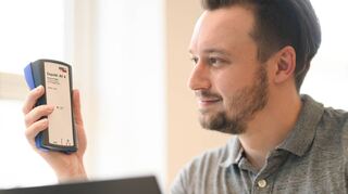 Funke Redakteur Alexander Klay mit einem Personenexposimeter für hochfrequente elektrische Felder am 28. Oktober 2022 in Berlin.