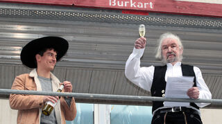 Bauleiter Daniel Back (l.) und Dachdeckermeister Bernd Waldenberger (r.) beim Richtspruch.