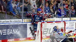 Ryan MacInnis #74 / Adler Jubel nach dem 3-2 , Adler Mannheim vs. Fischtown Pinguins, DEL Eishockey Adler Mannheim 22/23, © Copyright: AS Sportfoto / Soerli Binder, www. as-sportfoto.de,
