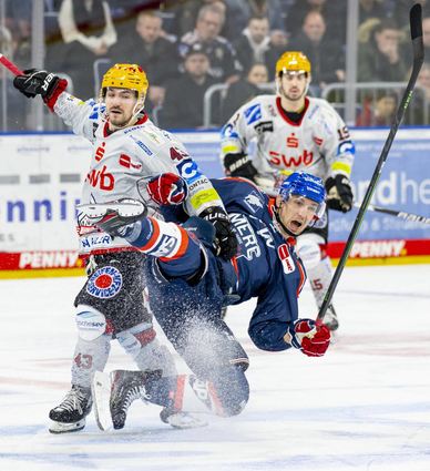 Borna Rendulic (r.) war einer der besten Adler-Spieler. Er schoss das 1:0 und bereitete zwei Tore vor.