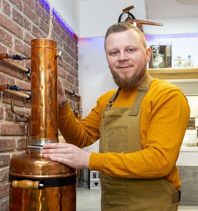 Mit seiner zwölf Liter fassenden Destille stellt Roland Hick jährlich 400 Flaschen Gin sowie einige Sonderabfüllungen her. Für sein Hobby hat sich der 38-Jährige eine Abstellkammer im Hof umgebaut.