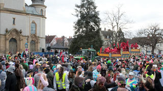 Der Marktplatz ist Treffpunkt für viele Faschingsfreunde in Hockenheim.