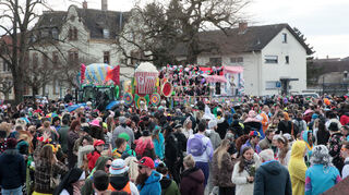 Auf dem Marktplatz ist kräftig Stimmung mit Musik von „DJ la Dous“.
