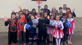 In der Rohrhofschule steht ab sofort ein Basketballkorb und mehrere Basketbälle zur Verfüging -gespendet. durch den Förderverein Schillerschule-Sonnenschein-Kindergarten". Bild: aichele