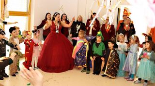 Ein Tanz mit Prinzessin Sandra I. macht den Kindern sichtlich Spaß.