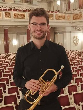 Musiker Benedikt Strambach mit seiner Trompete.