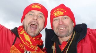 Bürgermeister Timo Wangler (r.) wird auf den Wagen der KG Narrhalla gerufen und folgte dem Ruf gerne.