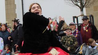 Narrhalla-Lieblichkeit Nathalie II. waltete gut gelaunt ihres Amtes und geizt nicht mit dem Werfen von Kamelle.