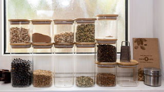 Pfeffer, Kardamom, Zitrusfrüchte - nur einige der sogenannten Botanicals für den Ansatz.