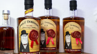 Hick veredelt auch Rum und Whisky, die man bei ihm auch verkosten und in Probesets kaufen kann