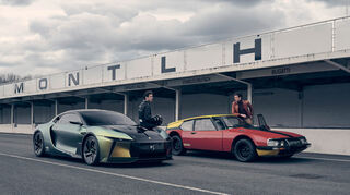 mid Groß-Gerau - Fast ein halbes Jahrhundert liegt zwischen dem Citroen SM (rechts) und dem DS E-Tense.