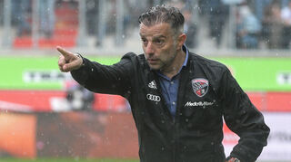 Hier ist Tomas Oral noch in seiner alten Stelle als Trainer des FC Ingolstadt zu sehen.
