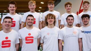 Für die jungen Schwimmsportler des TV Bad Mergentheim um Trainer Olaf Schulze (rechts) ist der Aufstieg in die Oberliga Baden-Württemberg das erklärte Ziel. Nach Platz drei in der Württemberg-Liga werden sie im November oder Dezembe erneut versuchen, dieses Ziel zu erreichen.