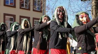 Die Buzzelhexen tanzen am Fasnachtsdienstag zur fetzigen Musik der „Altlossema Rhoigeischda“.