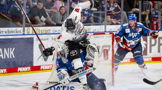 Mannheims Goalie Arno Tiefensee hat alle Hände voll zu tun.