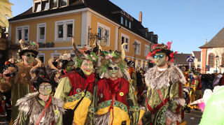Die „Faschingsgrupp Wissedal“ animiert die Fantasie mit „Fantasieworld“. Die Kostüme sehen richtig klasse aus.