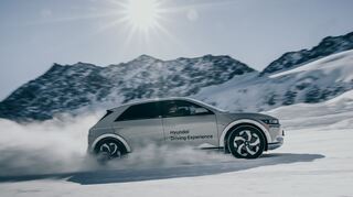 mid Groß-Gerau - Beim Fahrtraining auf Schnee und Eis in Sölden lernt man, wie man den Hyundai Ioniq 5 in Extremsituationen unter Kontrolle behält.