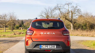 mid Dreieich - Zum einfacheren Einparken verfügt der Dacia Spring über eine Rückfahrkamera.