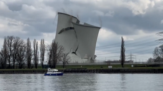 Einsturz binnen weniger Sekunden: Der zweite Turm des Atomkraftwerks Biblis.
