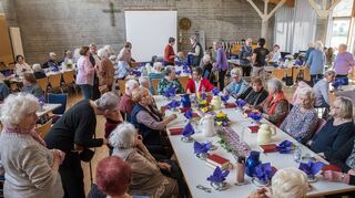 Sehr guter Besuch: Beim Frauenkreis-Treff im großen Gemeindesaal kommen diesmal 74 Frauen zusammen. Das Interesse am Vortrag ist riesengroß – doch wie immer kommt auch der gesellige Austausch nicht zu kurz.